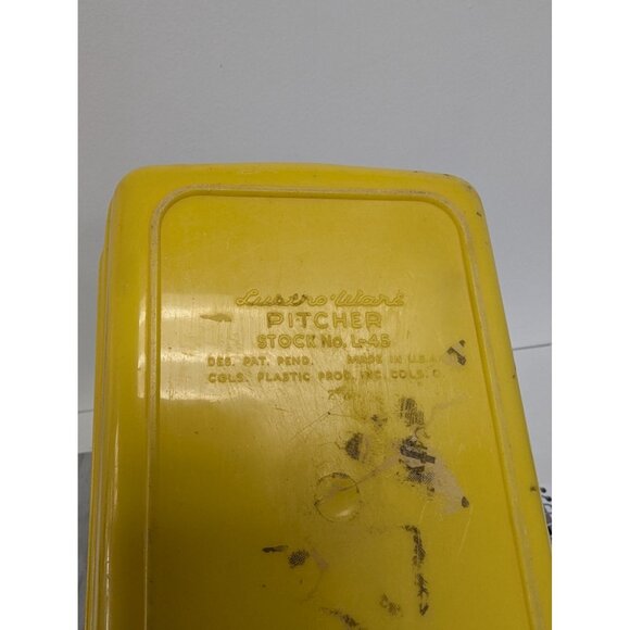 Vintage Lustro-Ware Yellow & White Plastic Pitcher With Lid - Picture 6 of 7